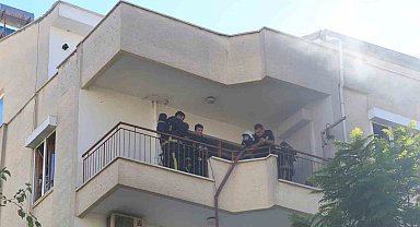 Dairede çıkan yangın apartman sakinlerini sokağa döktü