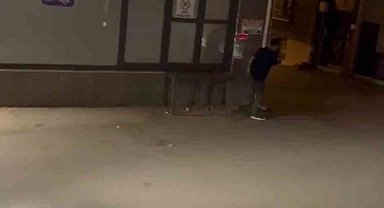 Dakikalarca duvarı tekmeledi, kimse anlam veremedi