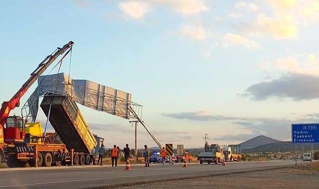 Damperi açık kalan tır trafik levhasına çarptı