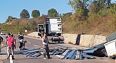 Demir yüklü tır kazaya karıştı, faciadan dönüldü