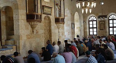 Deprem sonrası ibadete kapatılan Kozluca Camii yeniden cemaatine kavuştu