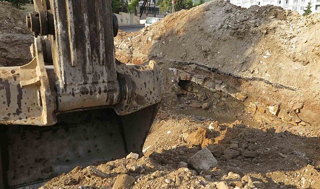 Depremde ağır hasarlı binaların yıkımında tarihi tünel bulundu