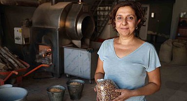 Depremden kurtulan 2 çocuk annesi, devraldığı tesiste tonlarca leblebi üretiyor