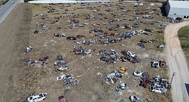 Depremin acı yüzünü gösteren araç mezarlığı duygulandırıyor