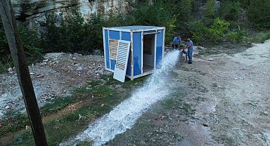 Depremle birlikte 11 kuyudan 6'sının kuruduğu mahallede, saniyede 8 litre su çıkan yeni kuyu yüzleri güldürdü