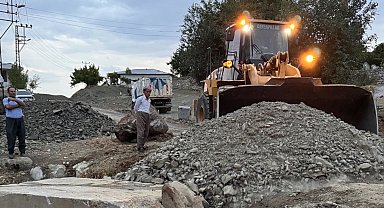 Derecik'te okul yollarında çalışma başlatıldı