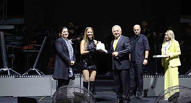 Derya Uluğ'a kilosu kadar "beyaz altın" verileceğini duyunca şaştı kaldı