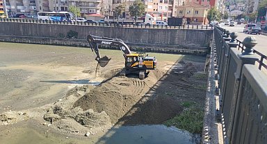 Devrek'te ırmak yatağında temizlik çalışmaları başlatıldı