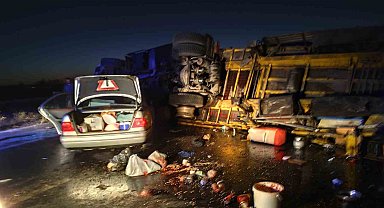 Devrilen tırın dorsesine çarpan otomobilde 1 kişi öldü, 3 kişi yaralandı
