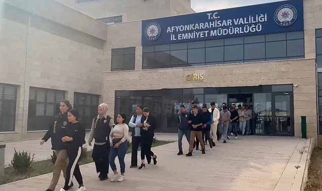 Dijital ortamda 272 kişiyi 17 milyon 500 bin TL dolandıran çeteye polisten darbe