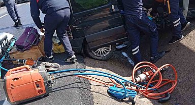 Direksiyon hakimiyetini kaybeden sürücü refüje çarptı; 2 yaralı