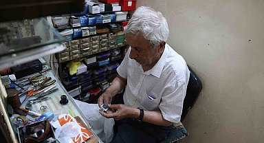 Diyarbakır'da 90 yaşındaki saat tamir ustası 58 yıldır 2 metrekarelik alanda zamanla uğraşıyor