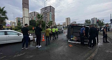 Diyarbakır'da otomobil ile şehir içi minibüs çarpıştı: 1'i bebek 9 yaralı