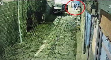 Diyarbakır'da polise bıçaklı saldırı anı güvenlik kamerasına yansıdı