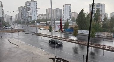 Diyarbakır'da sağanak yağış etkili oldu