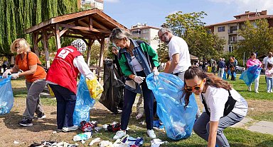 Doğaseverler, Dünya Temizlik Günü'nde çöp topladı