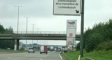 Dokuz ülkeye sınırı olan Almanya sınır kontrollerine devam ediyor
