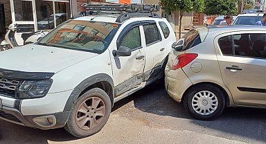 Dükkanın önüne park eden araca kızıp kendi aracıyla çarptı, 'Kaydırdım' diyerek özür diledi