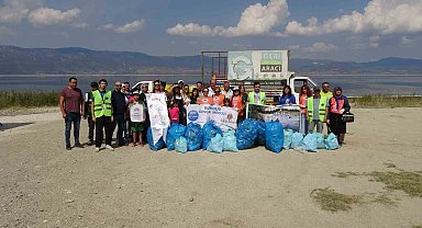 Dünya Temizlik Günü'nde kuraklıkla boğuşan Burdur Gölü etrafında çöp topladılar