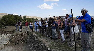 Dünyaca ünlü arkeologlar Satala Antik Kenti'ndeki kazıları yerinde inceledi