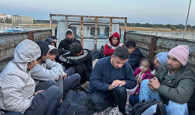 Dur ihtarına uymayan kamyonetten 13 kaçak göçmen çıktı