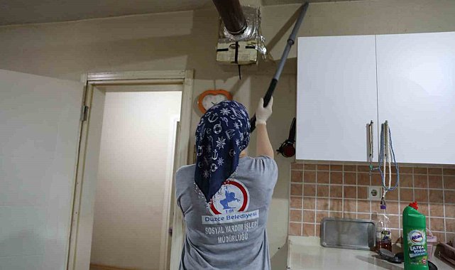 Düzce Belediyesi yaşlı anne ve oğlunun yanında