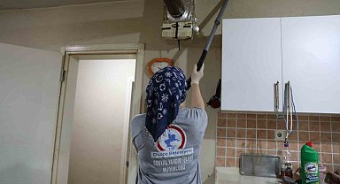 Düzce Belediyesi yaşlı anne ve oğlunun yanında