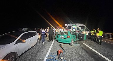 Elazığ'da otomobil demir korkuluklara çarptı: 1 ölü,5 yaralı