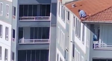 Elazığ'da yürekleri ağza getiren çatı tamiratı