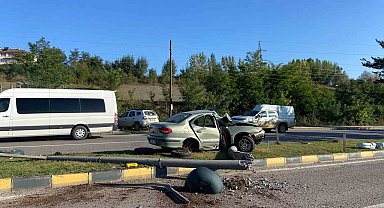 Elektrik direğine çarpan otomobilin sürücüsü yaralandı