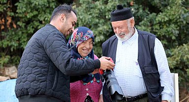 Elini hanımının omzuna koymak için izin istedi, görüntüyü milyonlarca kişi izledi