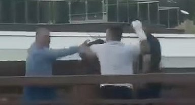 Elinin alçılı olmasına bakmadı, tekme yumruk kavga etti