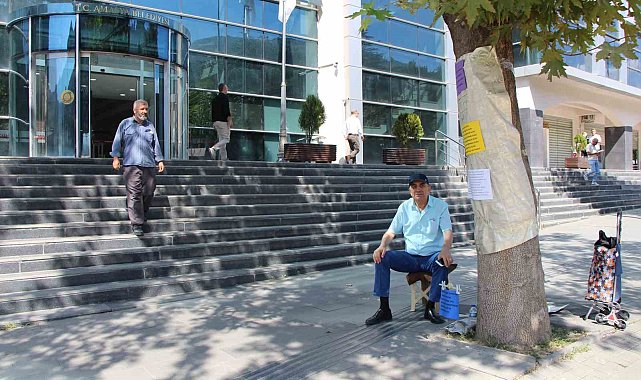 Emekli astsubaydan belediyenin önünde oturma eylemi