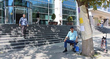 Emekli astsubaydan belediyenin önünde oturma eylemi