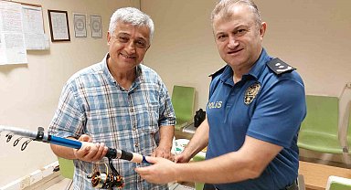 Emekli olan balık tutkunu polise meslektaşları "olta" hediye etti