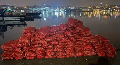 Eminönü'nde 3 ton kaçak midye ele geçirildi