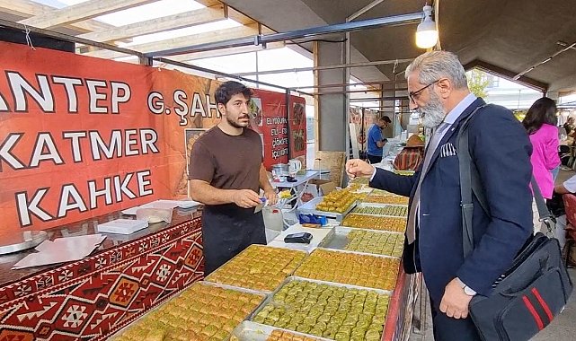 En hızlı baklava yeme yarışmasında birinci oldu: Bir tepsi baklavayı kaptı