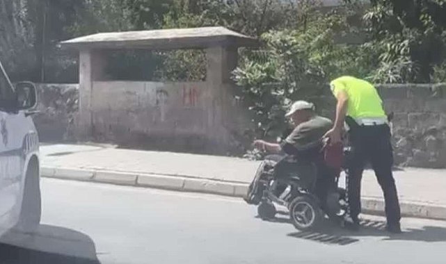 Engelli vatandaşa polisten yardım eli