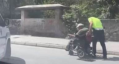 Engelli vatandaşa polisten yardım eli
