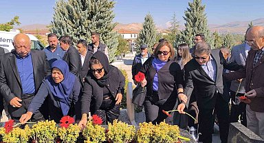 Ertaş, mezarı başında anıldı