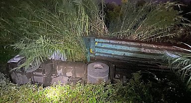Erzin'de şarampole devrilen tırın sürücüsü yaralandı