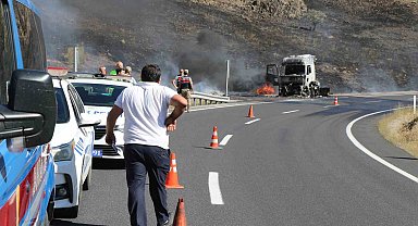 Erzincan'da seyir halindeki tır alev alev yandı