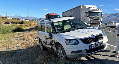 Erzincan'da trafik kazası: 3 yaralı