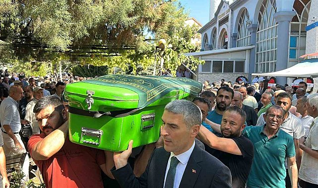 Erzincan'daki kazada hayatını kaybeden Uşaklı aile son yolculuğuna uğurlandı