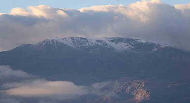 Erzincan'ın etrafını çeviren dağların yüksek kesimlerine mevsimin ilk karı düştü