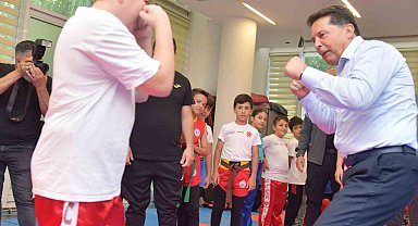 Esenyurt Belediye Başkanı Ahmet Özer'den belediyenin spor tesislerine ziyaret