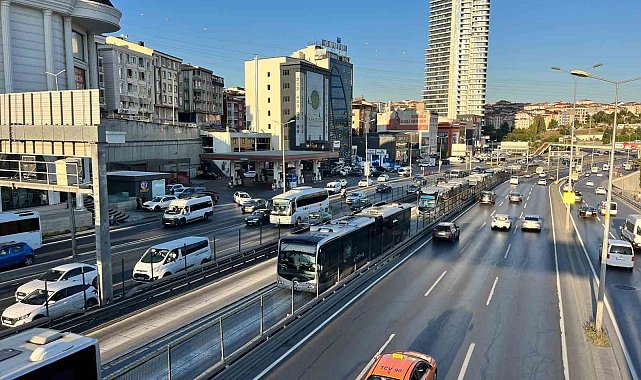 Esenyurt'ta metrobüsün tekerlekleri fırladı: Faciadan dönüldü