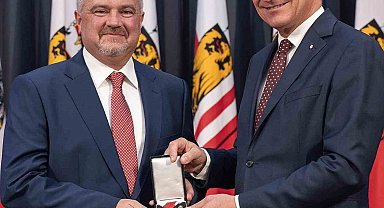 ESOGÜ Hukuk Fakültesi öğretim üyesi Prof. Dr. Alpay'a Hekimler Avusturya Eyalet Devlet Nişanı ile taltif edildi