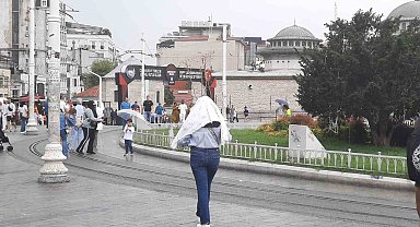 Etkili yağışa Taksim'de yakalanan vatandaşlar zor anlar yaşadı