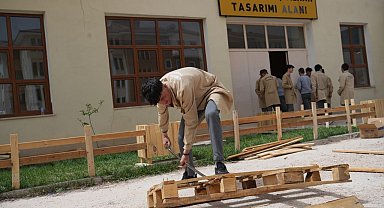 Fabrika gibi lisede arı gibi çalışan öğrenciler atık malzemelerden ahşap eşyalar üretiyorlar